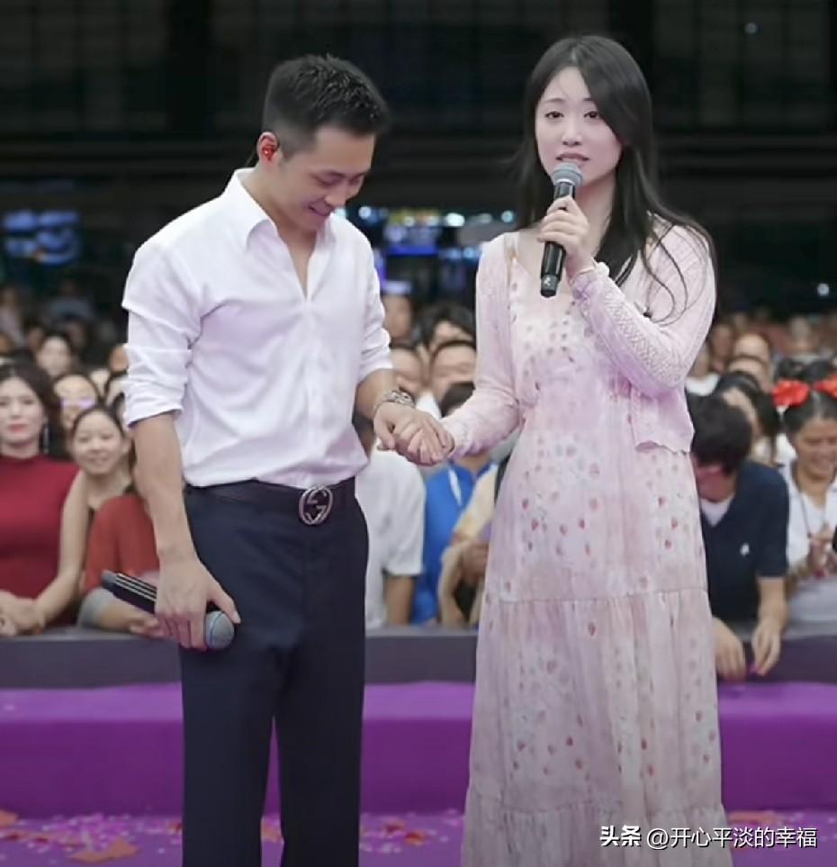 索图动心了，反正是紧张了，唱歌时好几次都没跟上调，紧张了，走神了，这是和别的女嘉