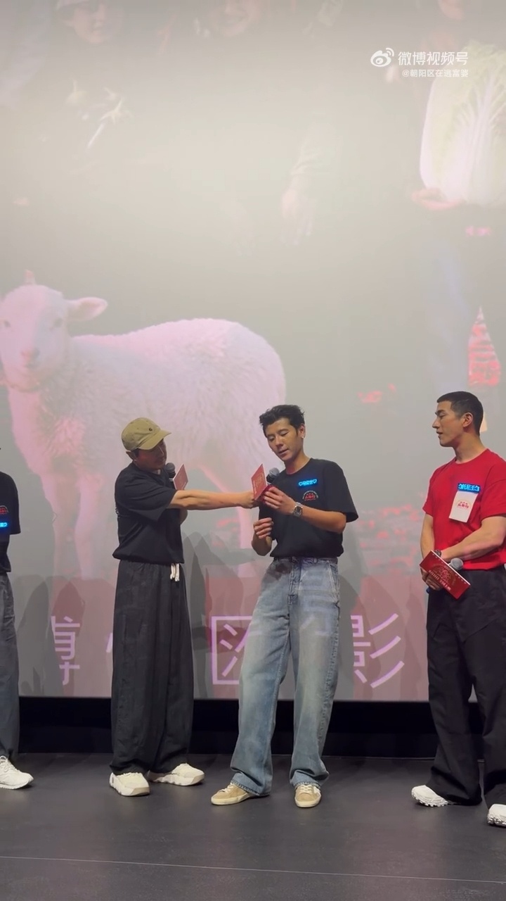 蒋奇明现场手搓布玫瑰蒋奇明路演现场大展身手，一块红布随手就搓出漂亮玫瑰花 