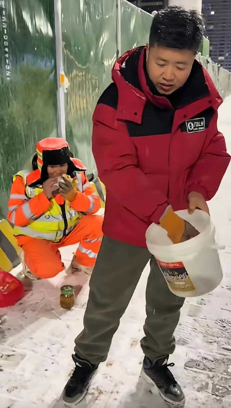 深夜近12点，西安街头大雪纷飞，寒风像刀子一样割脸。这时，一个身影匆匆穿梭在风雪