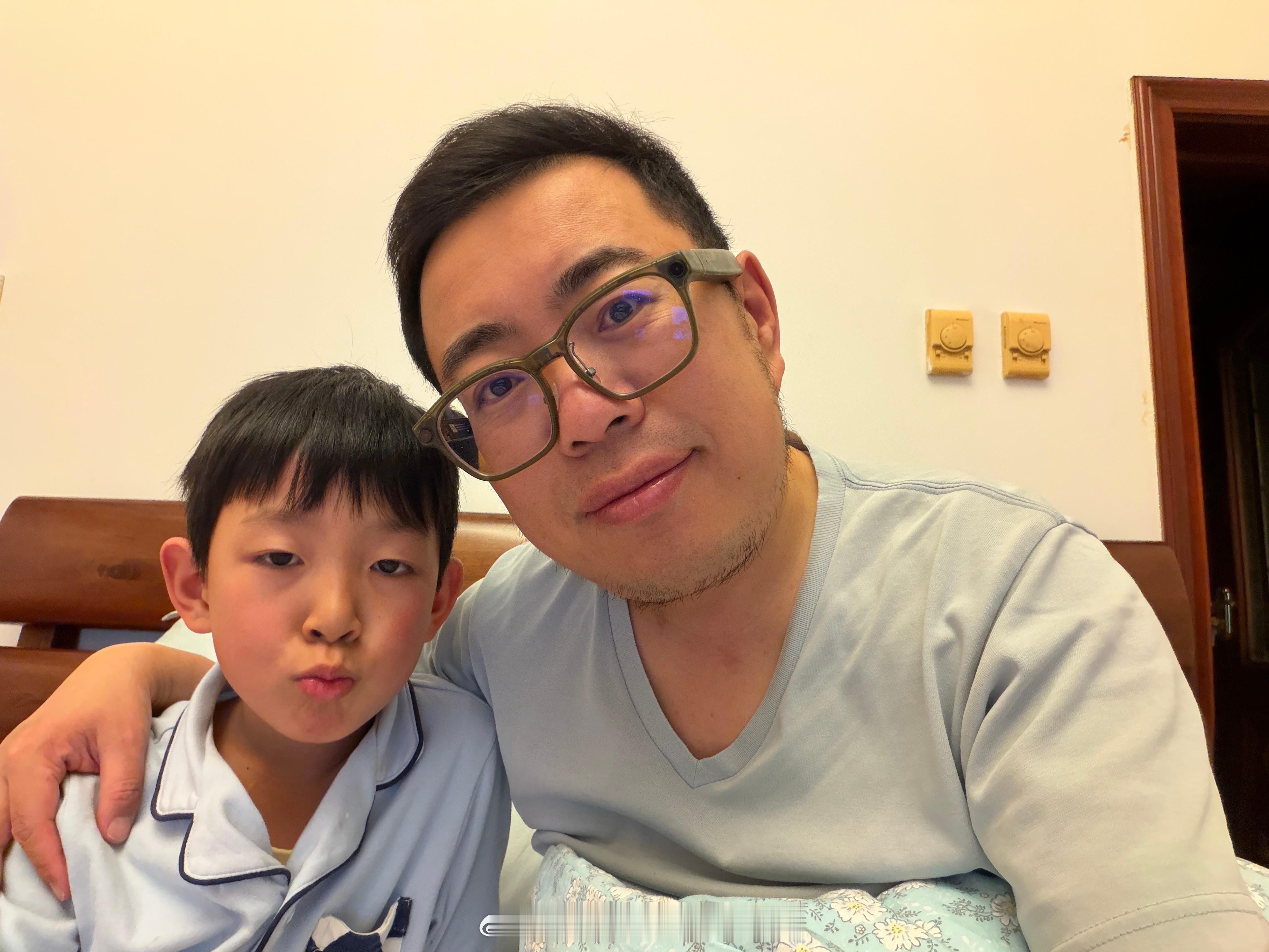 和儿子看曼联vs曼城（u23国足vs乌兹别克斯坦 同步看）儿子问我爸爸:曼联和曼