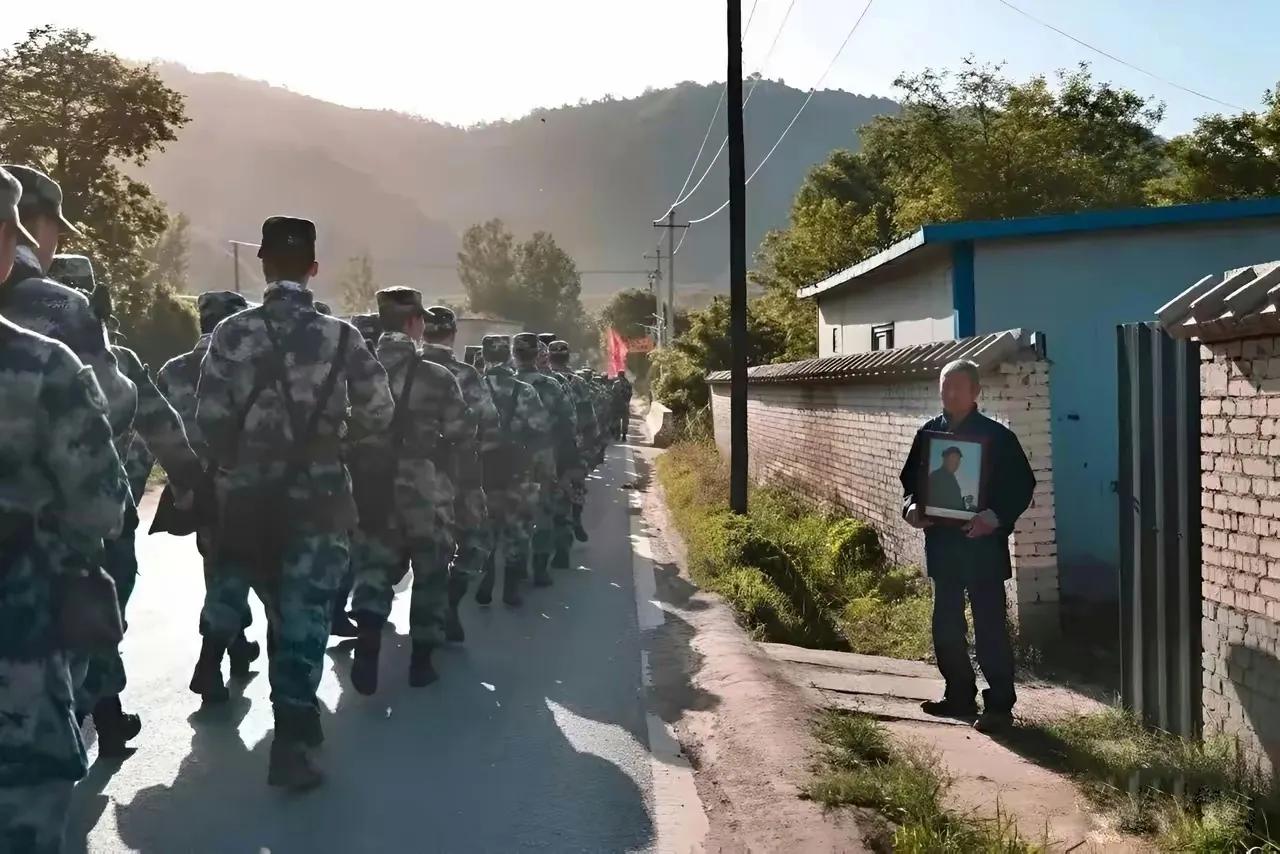 解放军训练路过一老人家的家门口时，老人拿出毛主席画像放在胸前。毛主席及毛泽东思想