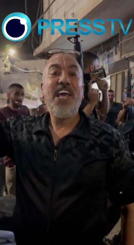 巴勒斯坦战士在庆祝伊朗对以色列的报复性导弹袭击时，兴奋地开枪庆祝。