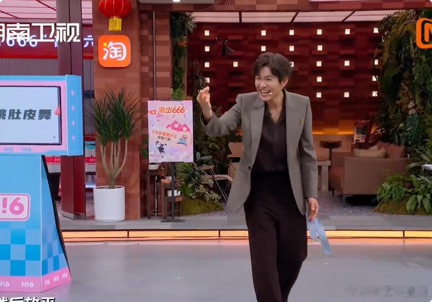 钟汉良在好六打了一晚上的碟 明明在猜容嬷嬷，硬生生玩出夜店氛围感，综艺笑点直接被