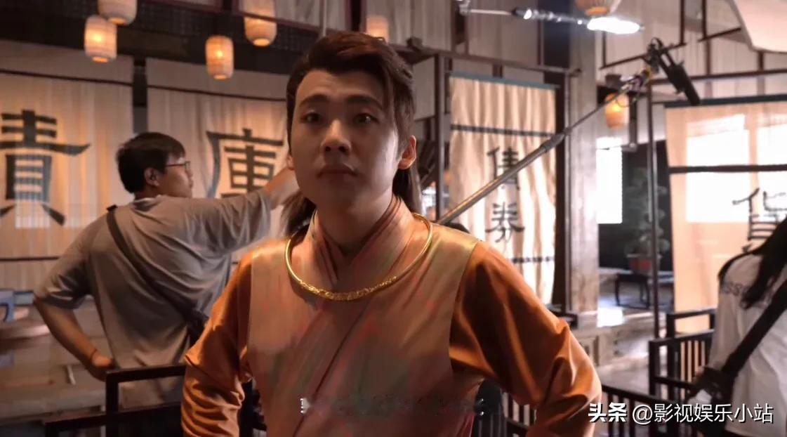 在《庆余年2》中，范思辙戴的金项圈到底有多少克？郭麒麟在拍摄现场给出了答案！

