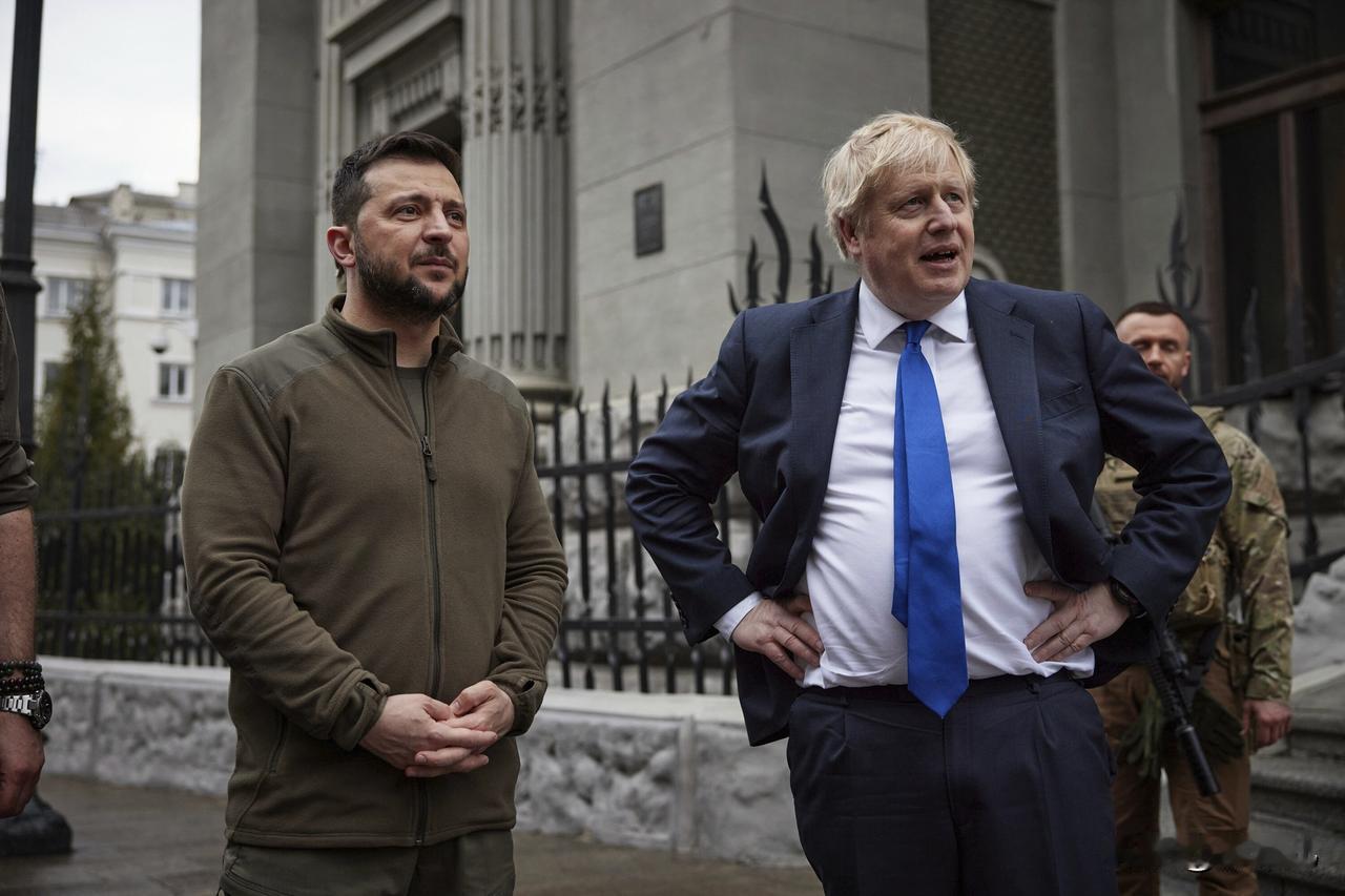 英国前首相约翰逊，发文抨击特朗普

译文‖美国如今竟然解除对俄罗斯燃料的制裁，这