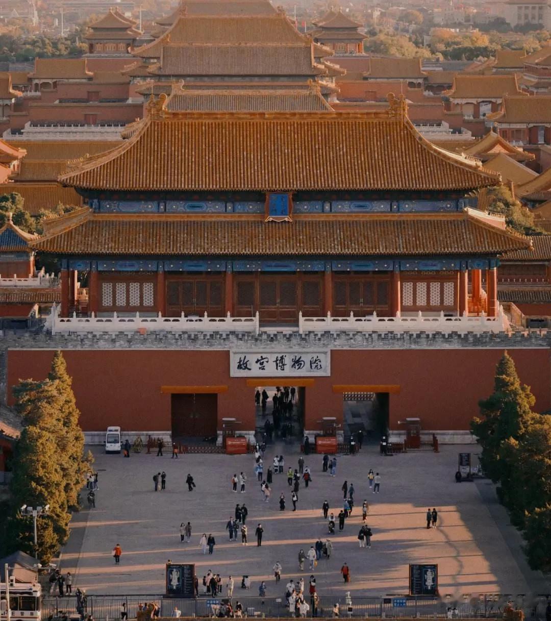 上个月的时候，故宫发布一道新规定，这条规定针对的是自媒体人群：

比如长期霸占最