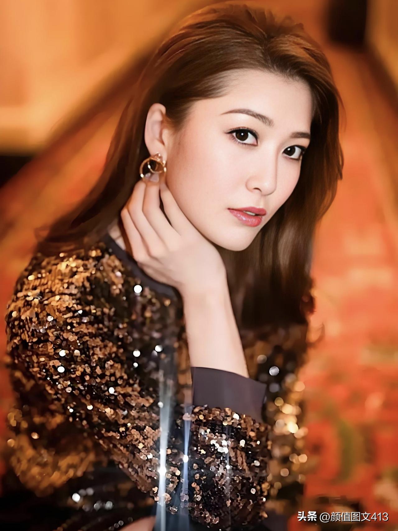 从TVB甜心花旦到温婉母亲，岁月未减她的从容。不追少女感，只留国泰民安的踏实，周