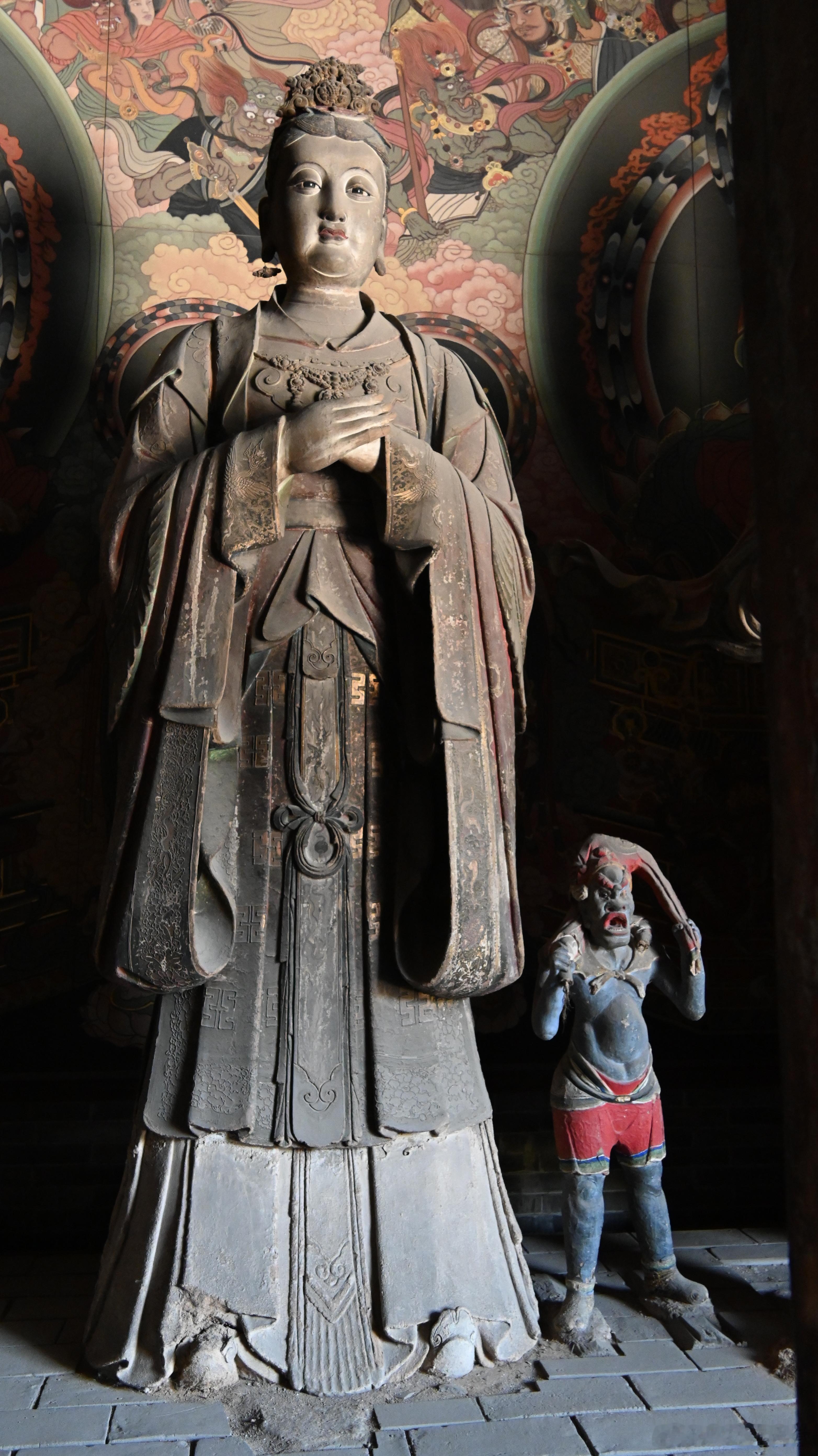 大同善化寺二十四诸天之鬼子母，金。塑像高3.6米，从肩到大袖底有沥粉十二章纹中的