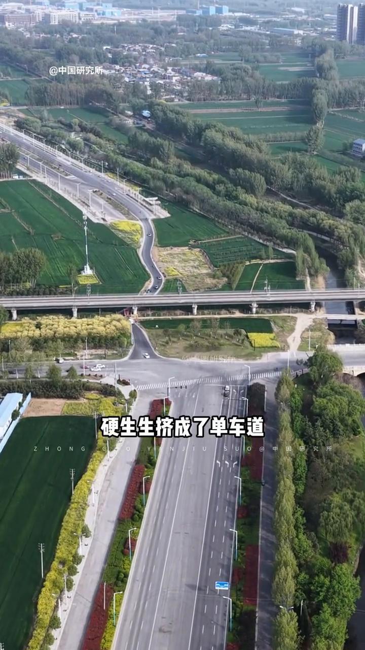 是哪个工作人员做事这么马虎，竟然把马路修到了农田上。好端端的双向8车道硬生生挤成