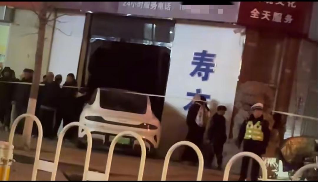 某车又上热搜了，这次没有起火，而是冲进了寿衣店，这操作非常的魔幻！谁能看懂呀？静