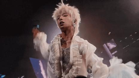 华晨宇穿这么仙唱这么凶 华晨宇，你穿这么仙，唱这么凶！白色花边衬衫美到爆，开场台
