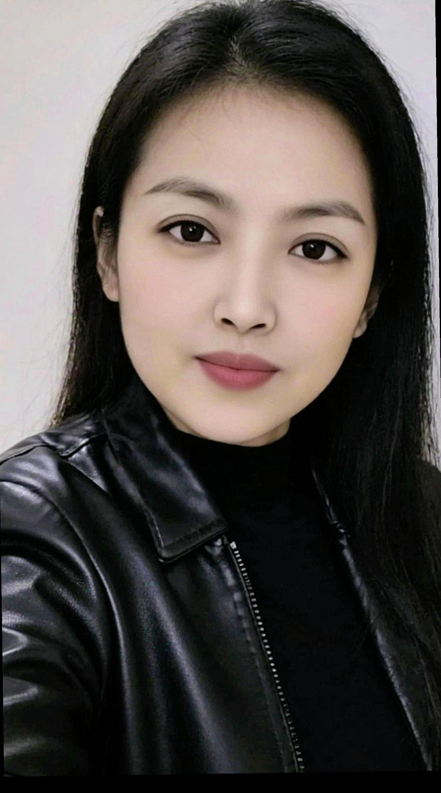 穿搭 气质穿搭 颜值 AI皮衣自拍