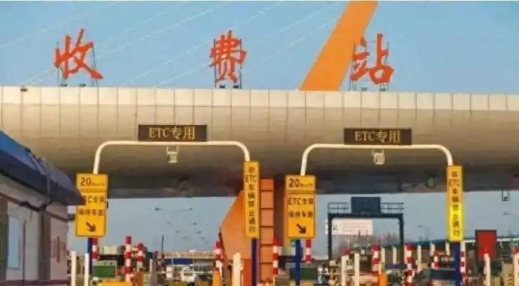 最近，我的油车车主群和电车车主群，气氛截然不同。 一边是唉声叹气，抱怨着“油价里