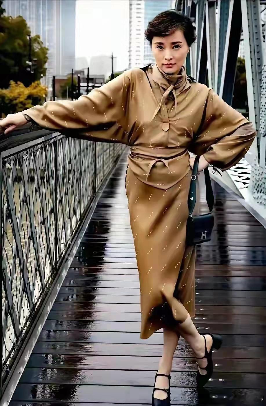 吴越穿搭松弛感太会了，路人一拍美得离谱，这才叫气质碾压！ ​​​