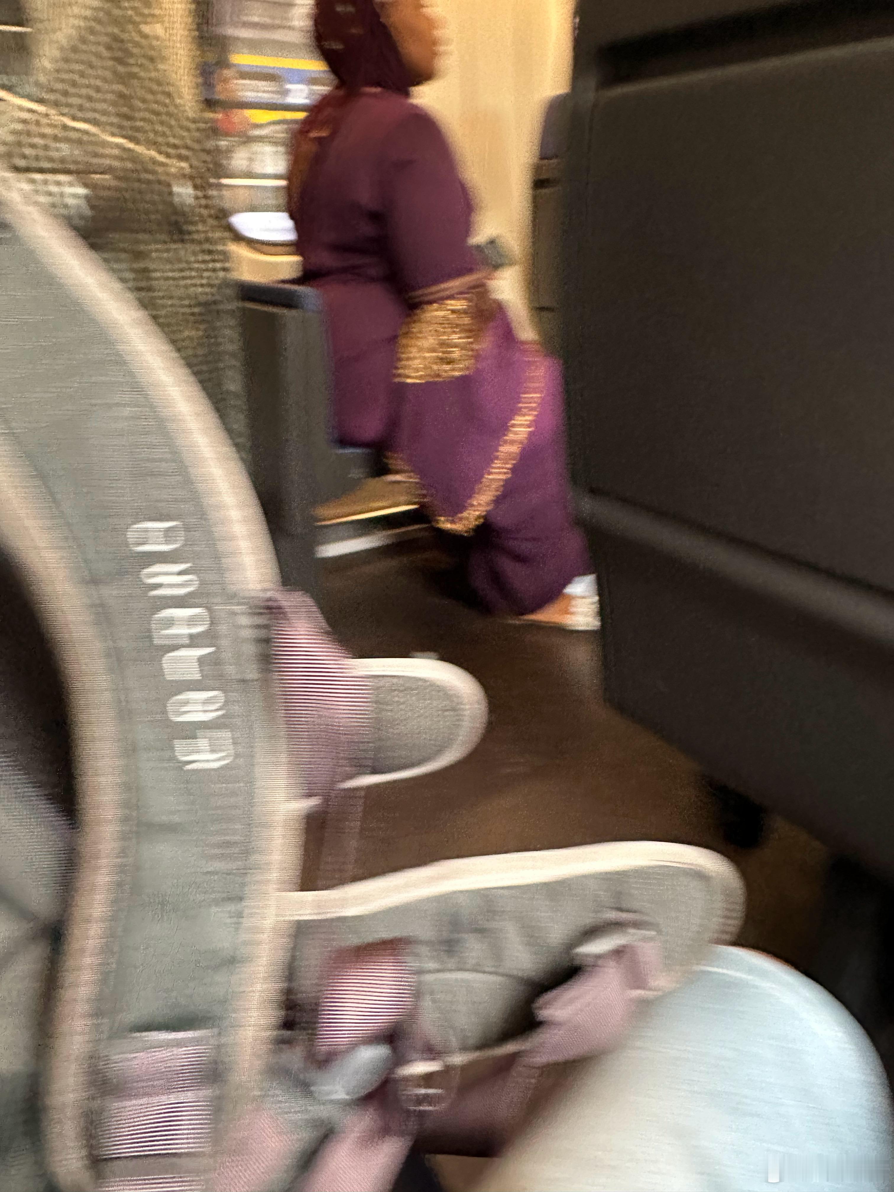 远处黑人大街的臀部不仅可以顶起整瓶汽水，顶一个小孩都绰绰有余 ​​​