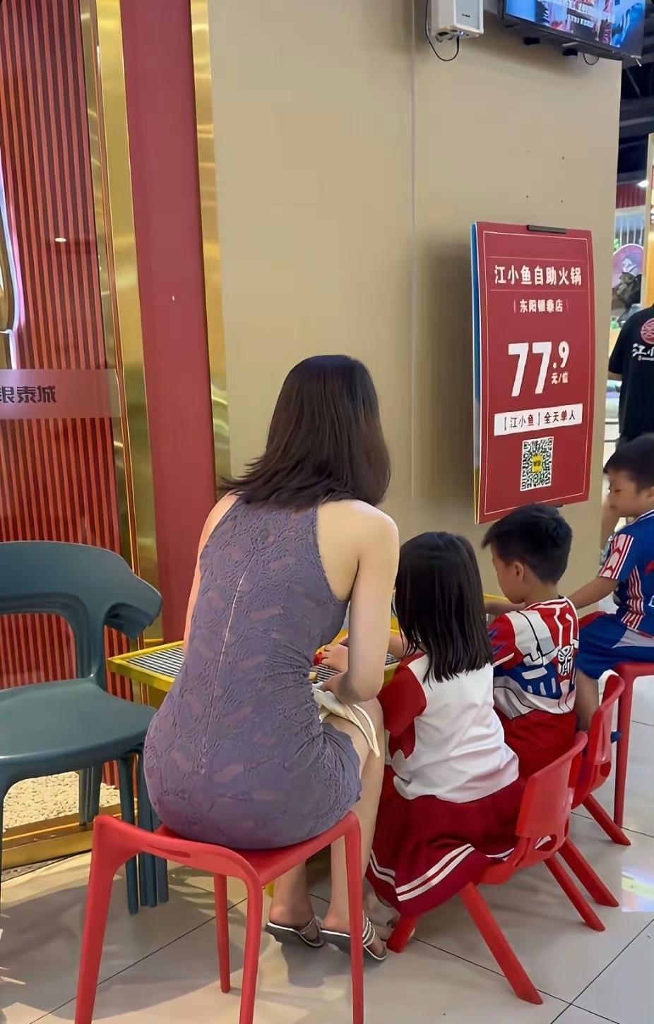 在地级市的银泰商场内，自助小火锅定价77.9元每人，相较于普通自助餐，该价格属于