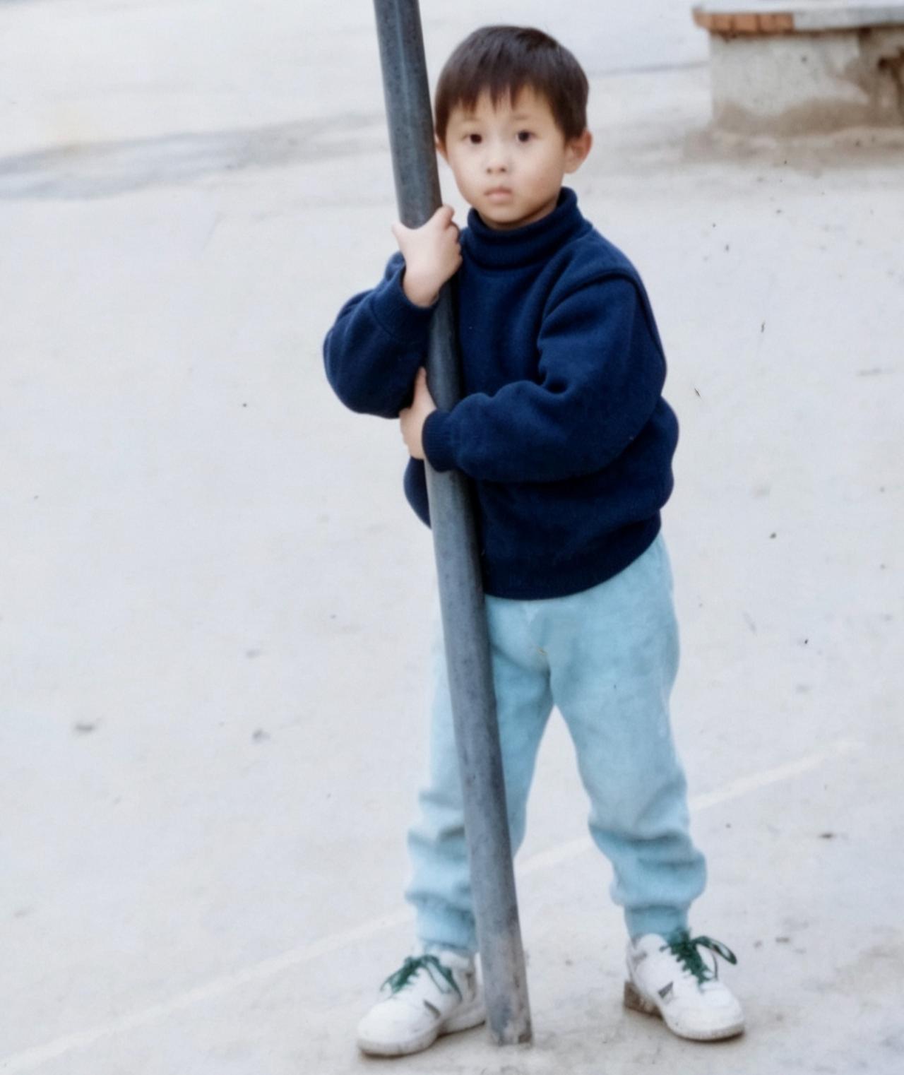 阿俊（指寻亲人），男，两个头旋，有鼻炎，约1992年出生，据说是1993到养家（