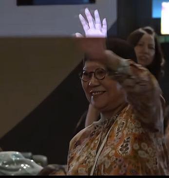 《功夫女足》香港路演出现了一位大家纷纷回头拍照的身影，那便是周星驰的母亲凌宝儿。