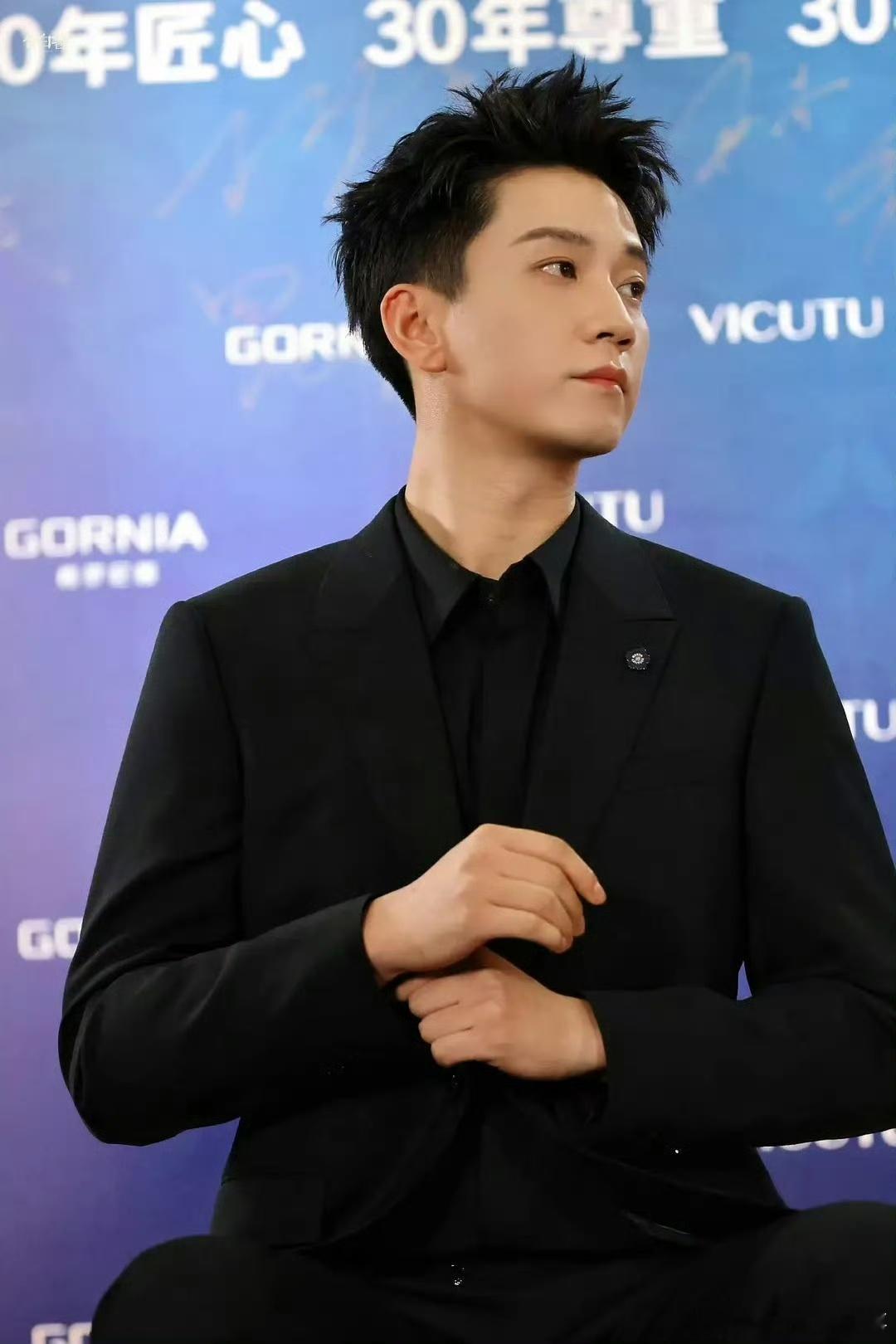 请把西装焊在身上王子奇谁能拒绝西装王子奇！合身西装勾勒优越线条，气质沉稳又松弛，
