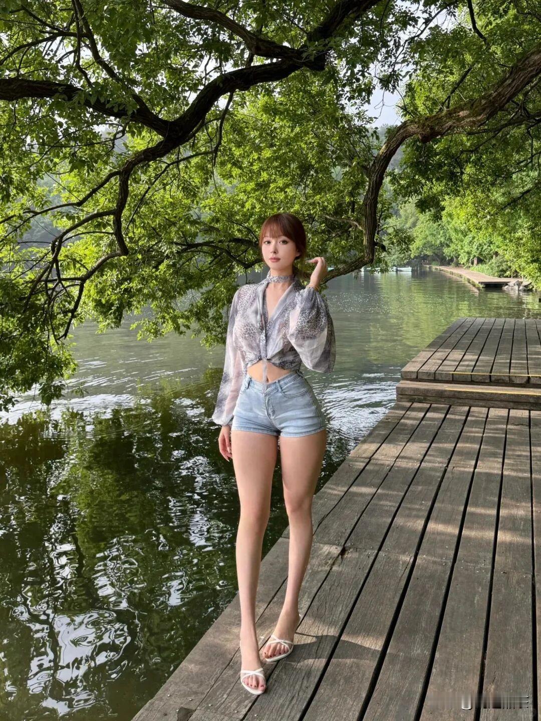 青丝素衣轻舞步，碧水清风伴佳人。