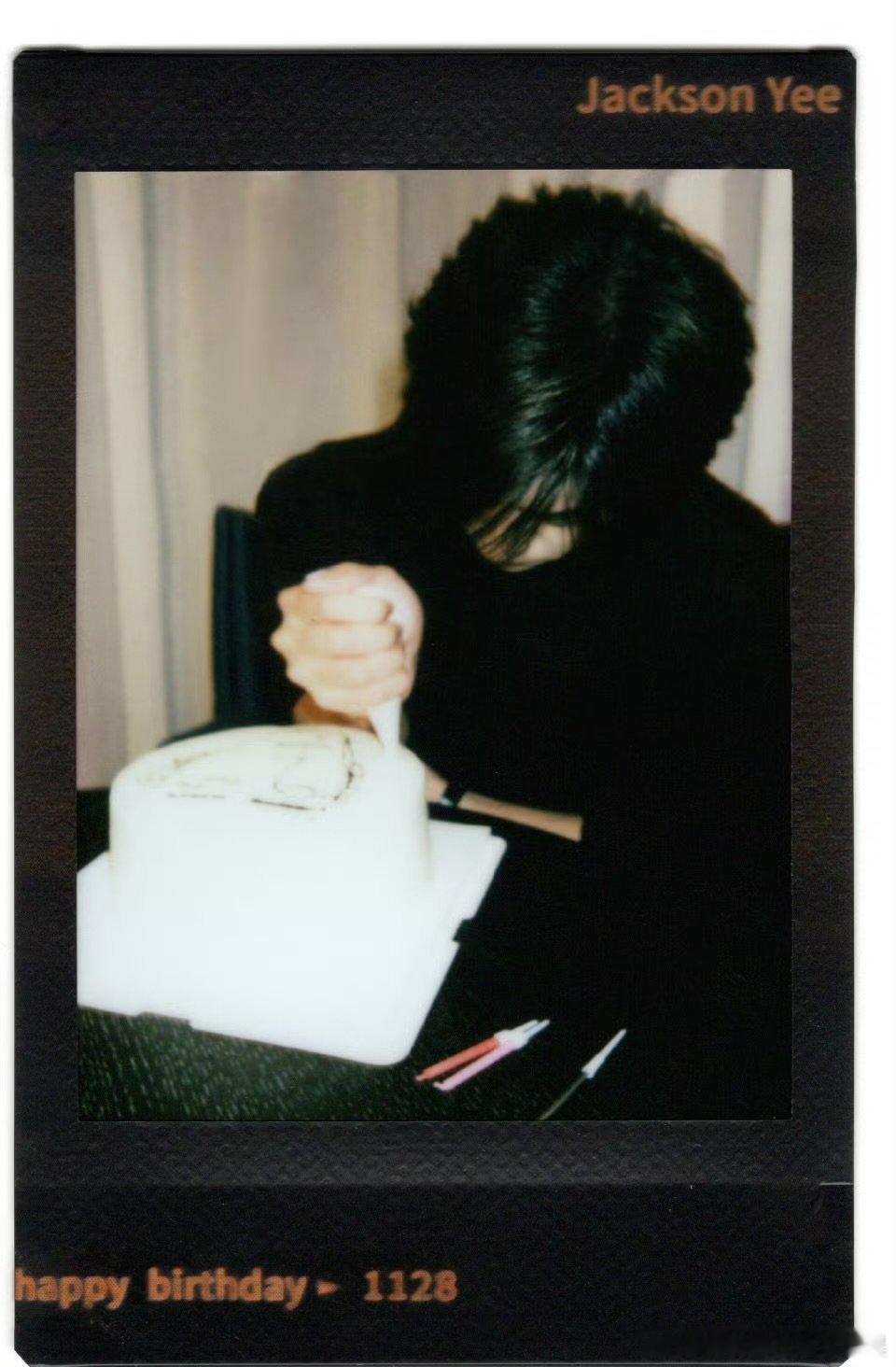 易烊千玺生日拍立得