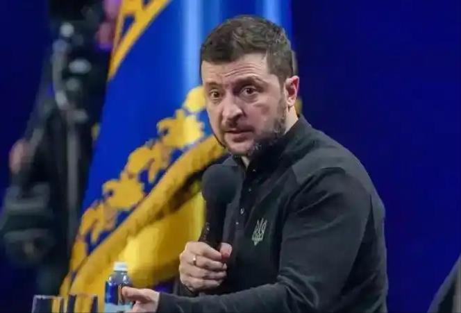 感觉又支棱起来了！
欧盟通过对乌克兰提供担保贷款方案后，正在华沙访问的乌克兰总统