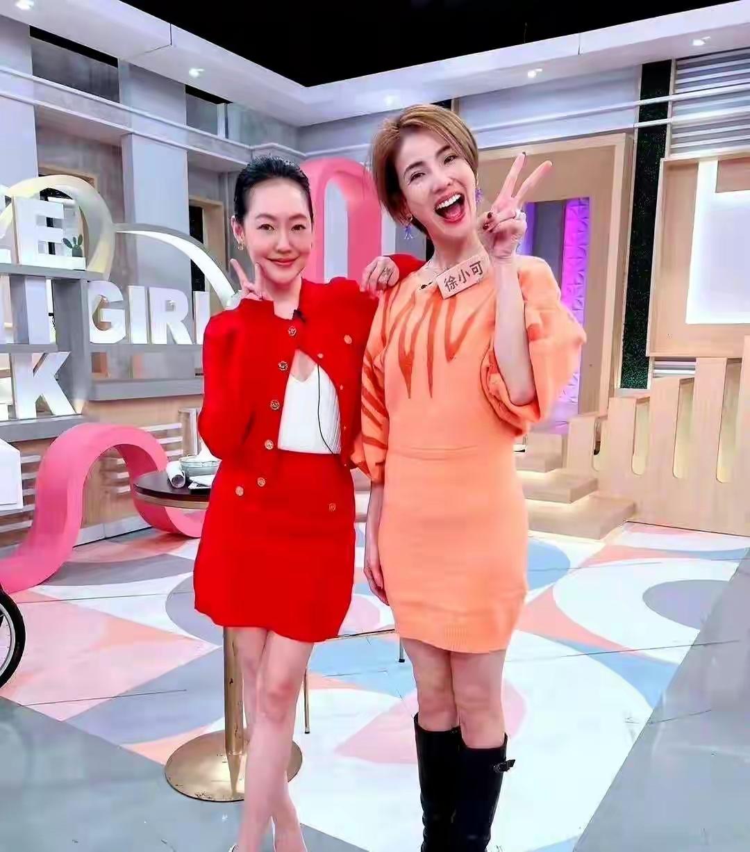 小S这打扮真的是太有年味了，她经历了好多事情，也承担了很多，学会了很多。但是，最