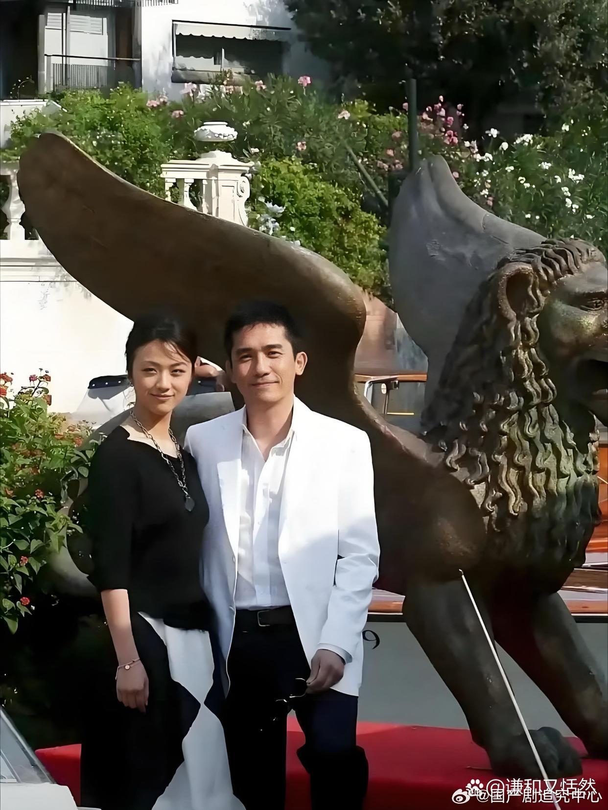 我敢打赌，刘嘉玲看到这照片，估计也会吃醋吧？那个时候大家都很年轻 