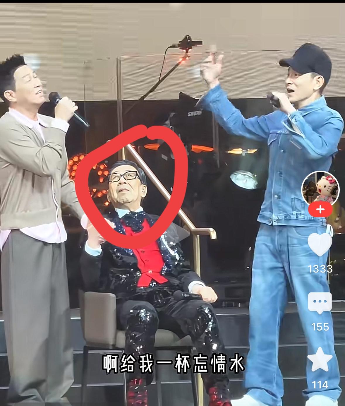 张家辉和刘德华中间这位老爷子是谁？