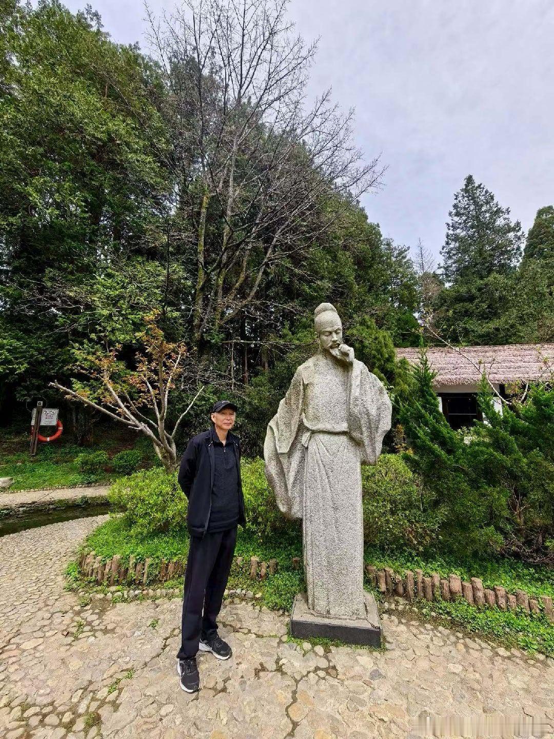 原创诗词  庐山花径景区谒白居易草庐如琴湖旁草庐清，墨韵花香两境明。诗魔笔下桃千