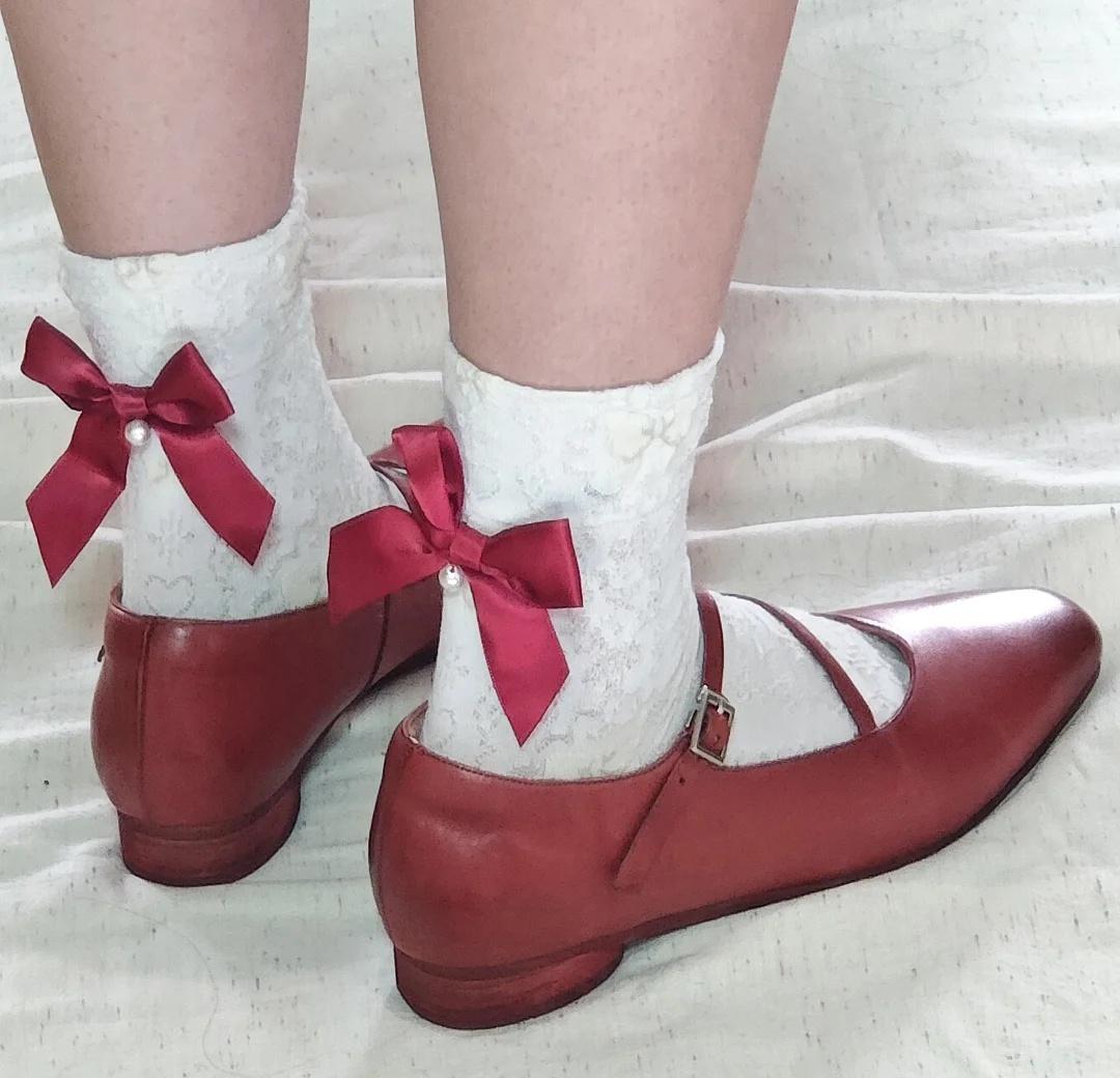 旧时光里的红皮鞋‖甜而不腻🎀
复古油蜡皮的温润 藏着点港风女主的倔强
漫不经心