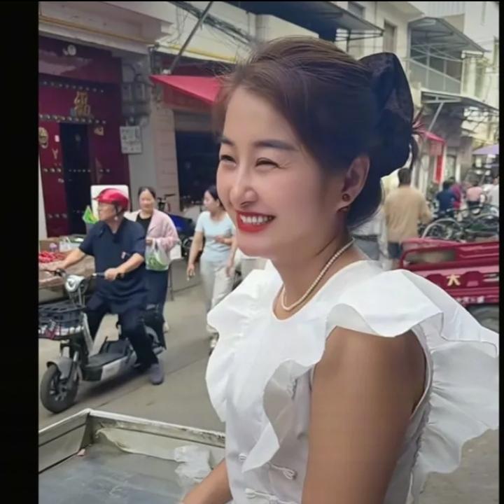 街头采访大哥抛出个扎心问题，问女生那种牵过手、也亲过嘴，到头来却没能走到最后的关