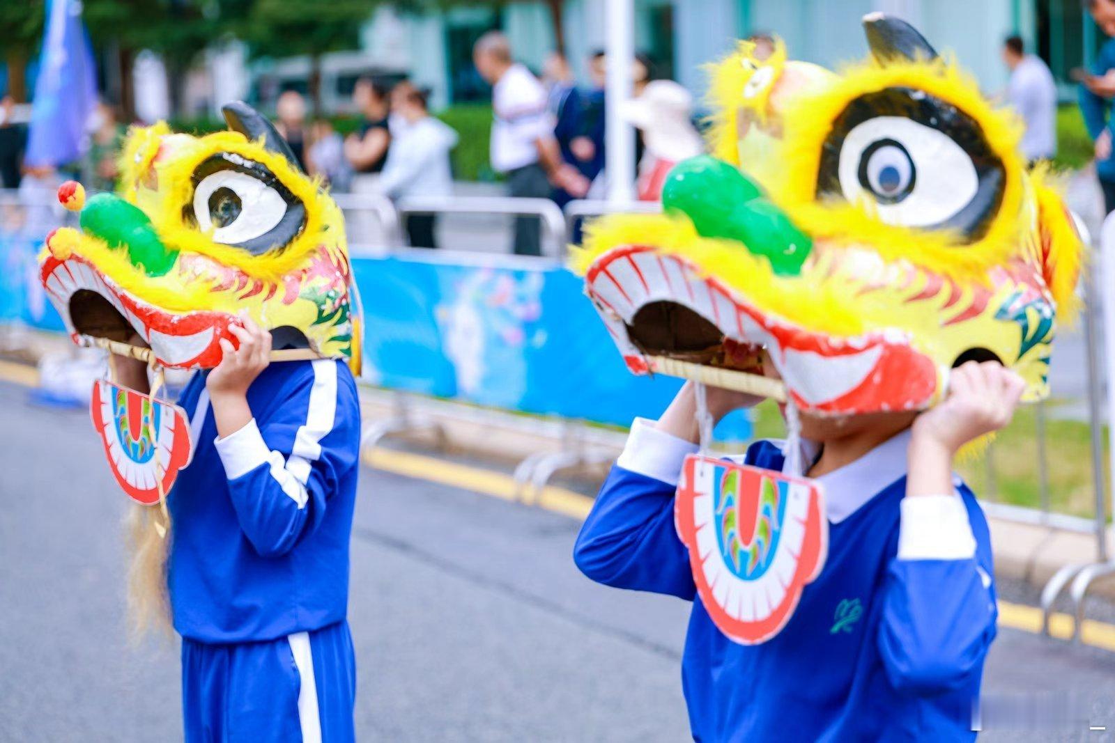深圳校服有多牛深圳校服又又又出圈了作为全国首个全市统一校服的城市，其运动款被伦敦