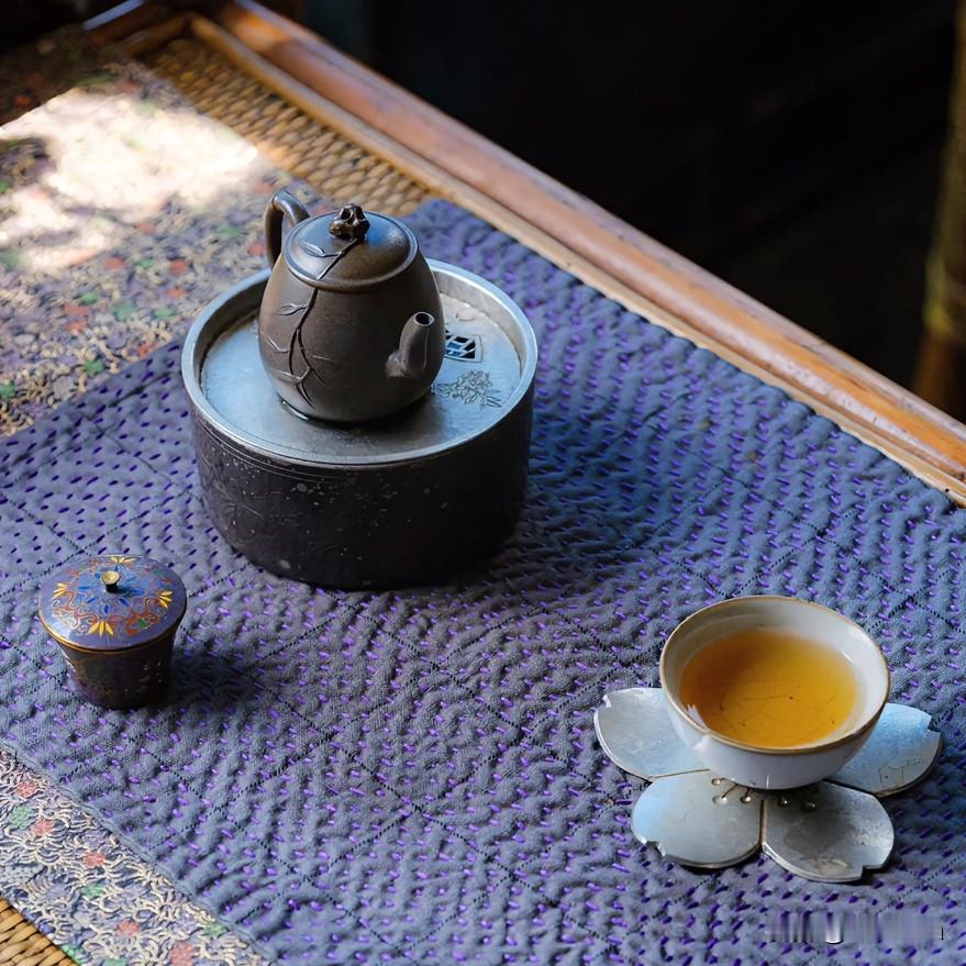 普洱茶为啥感觉古树更好喝?

一壶茶的功夫，不问来路，
只在端起和放下之间，
掂
