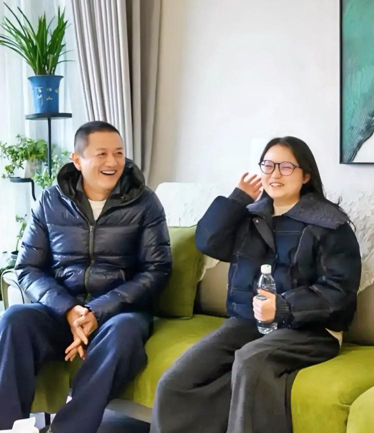 李亚鹏的“第四个女儿”
12月5日，李亚鹏弃航班，驱车5小时赴北川见朱春燕，称其