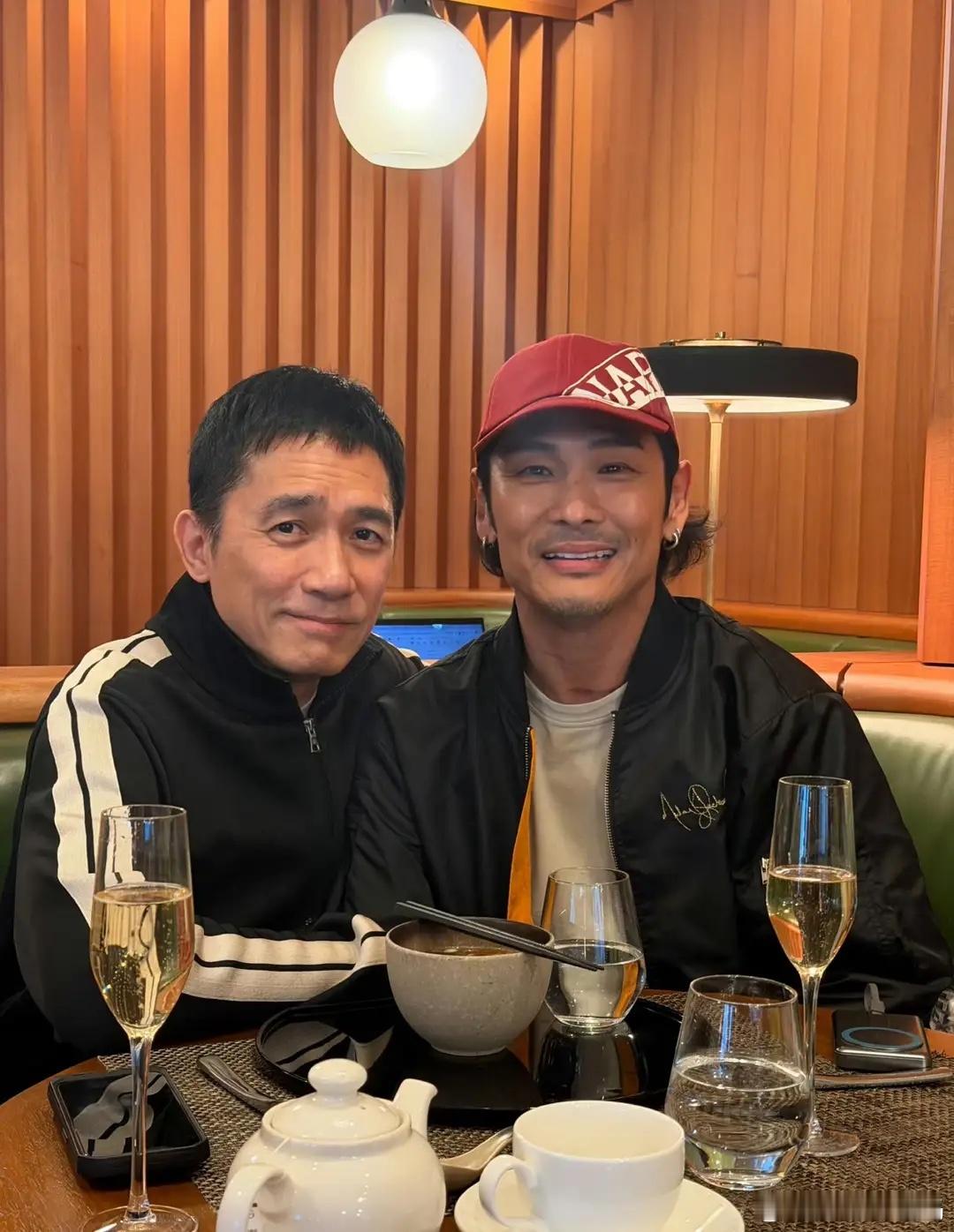 梁朝伟与杜德伟夫妇聚会，担任过他们的婚礼伴郎，杜德伟越老越帅！ 