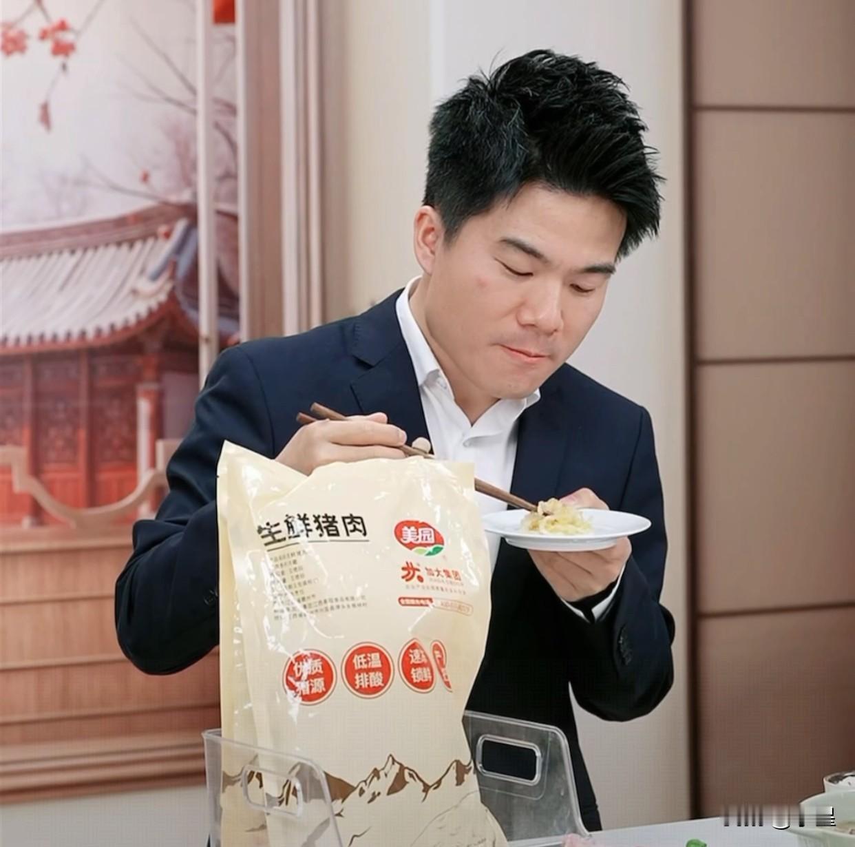 今天董宇辉直播时跟个魔童一样[笑哭]
先吐槽自己妈妈 后吐槽自家厨房[捂脸]
说