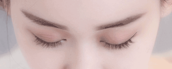 【睫毛有个最佳长度：眼睛宽度的1/3】女生用发卡烫睫毛眼球烫个泡，现在很多人追求