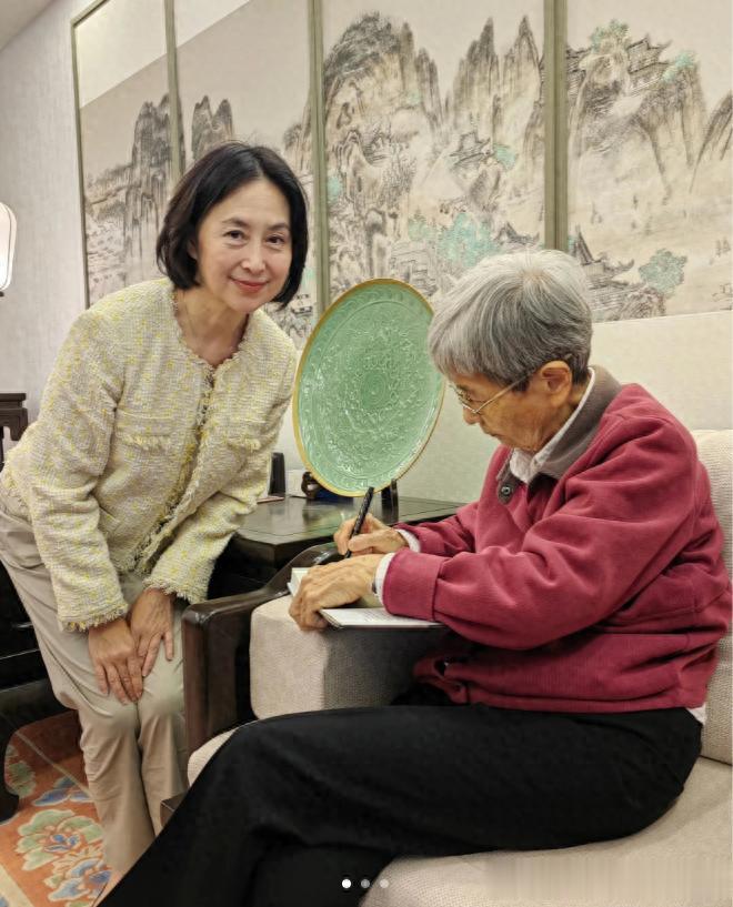 “最挑人”的小香风，61岁的何超琼穿也太美了！

近日，澳门赌王之女何超琼晒了一