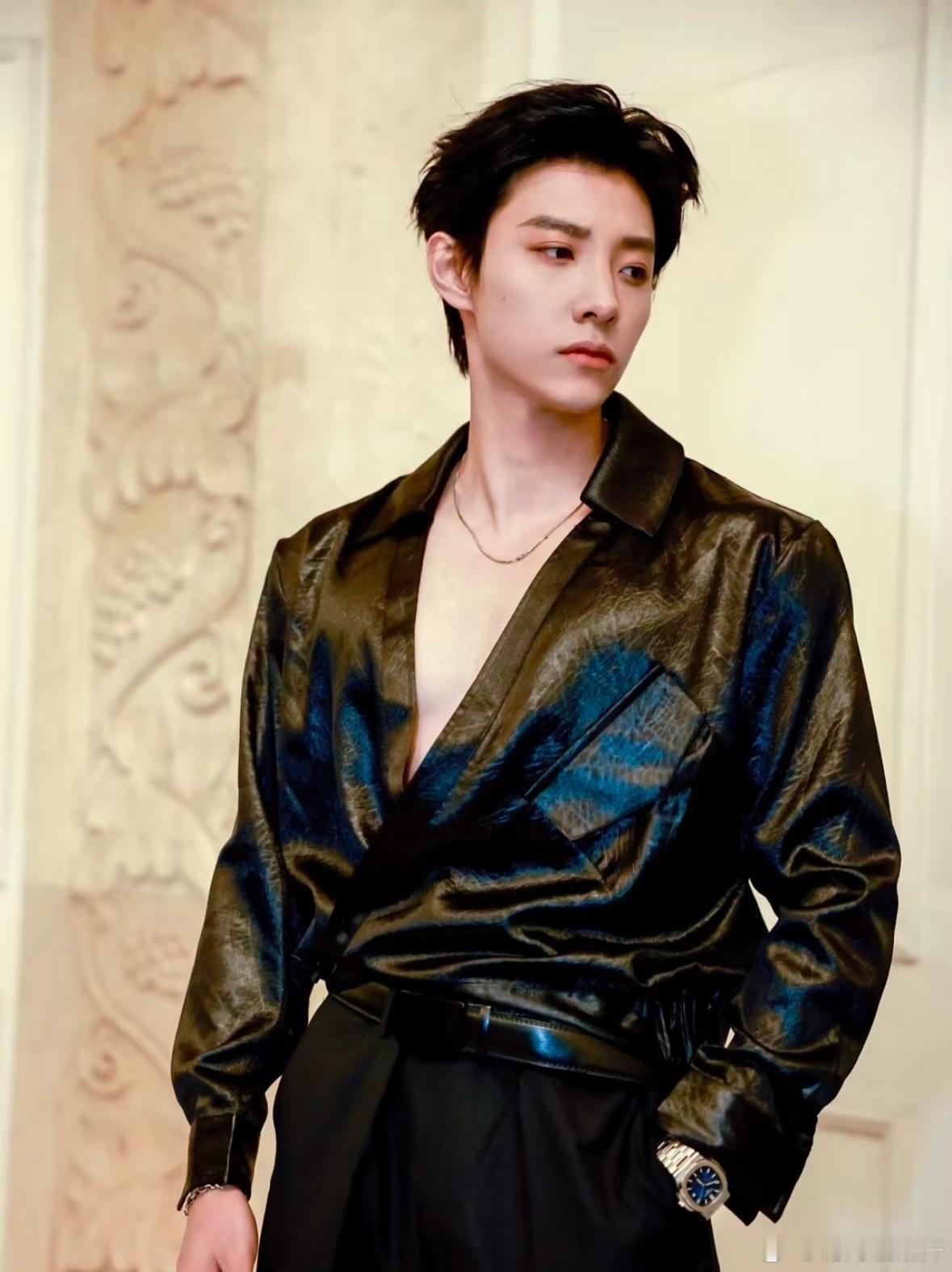 马小宇浑身上下高冷的只有外套 耳背还硬撑帅感！一直强调 “我是帅不可爱”，嘴上超