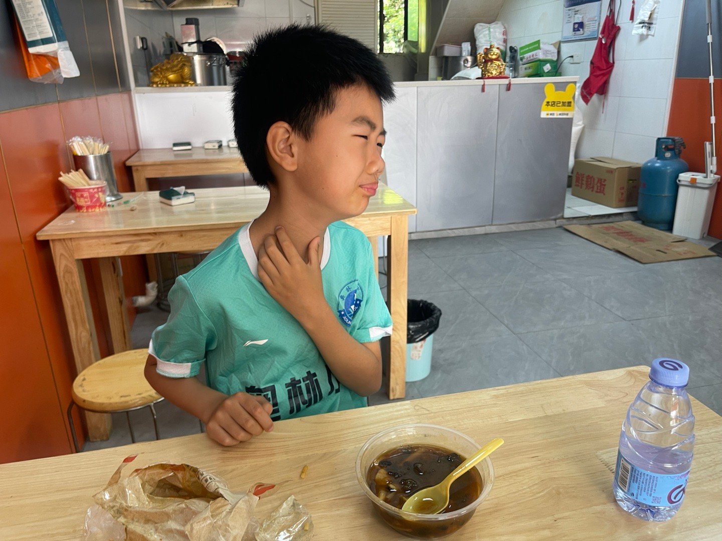 小胡第一次喝河南胡辣汤，他说有点喝中药的感觉自己买的，怎么也要喝完。 武汉