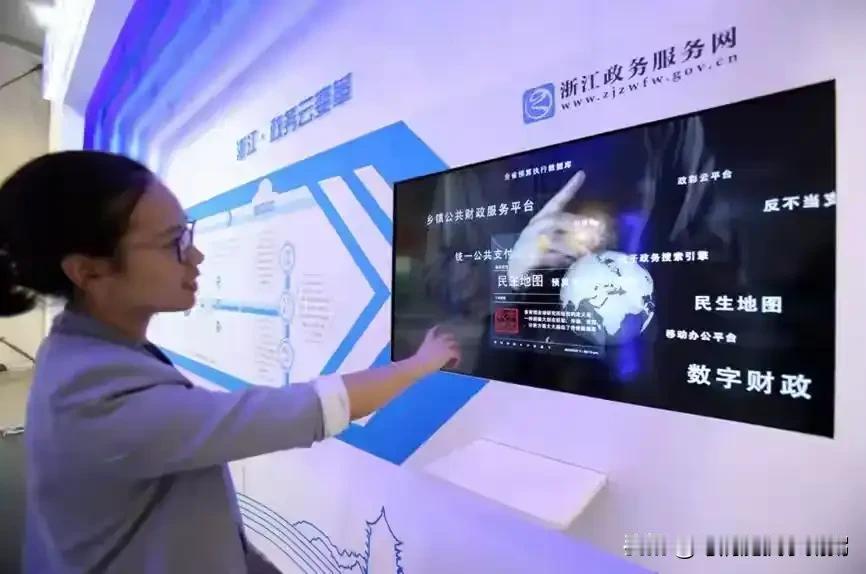 这就是赤裸裸的现实！
小米收入3659亿，净利润才272亿，
京东收入11588