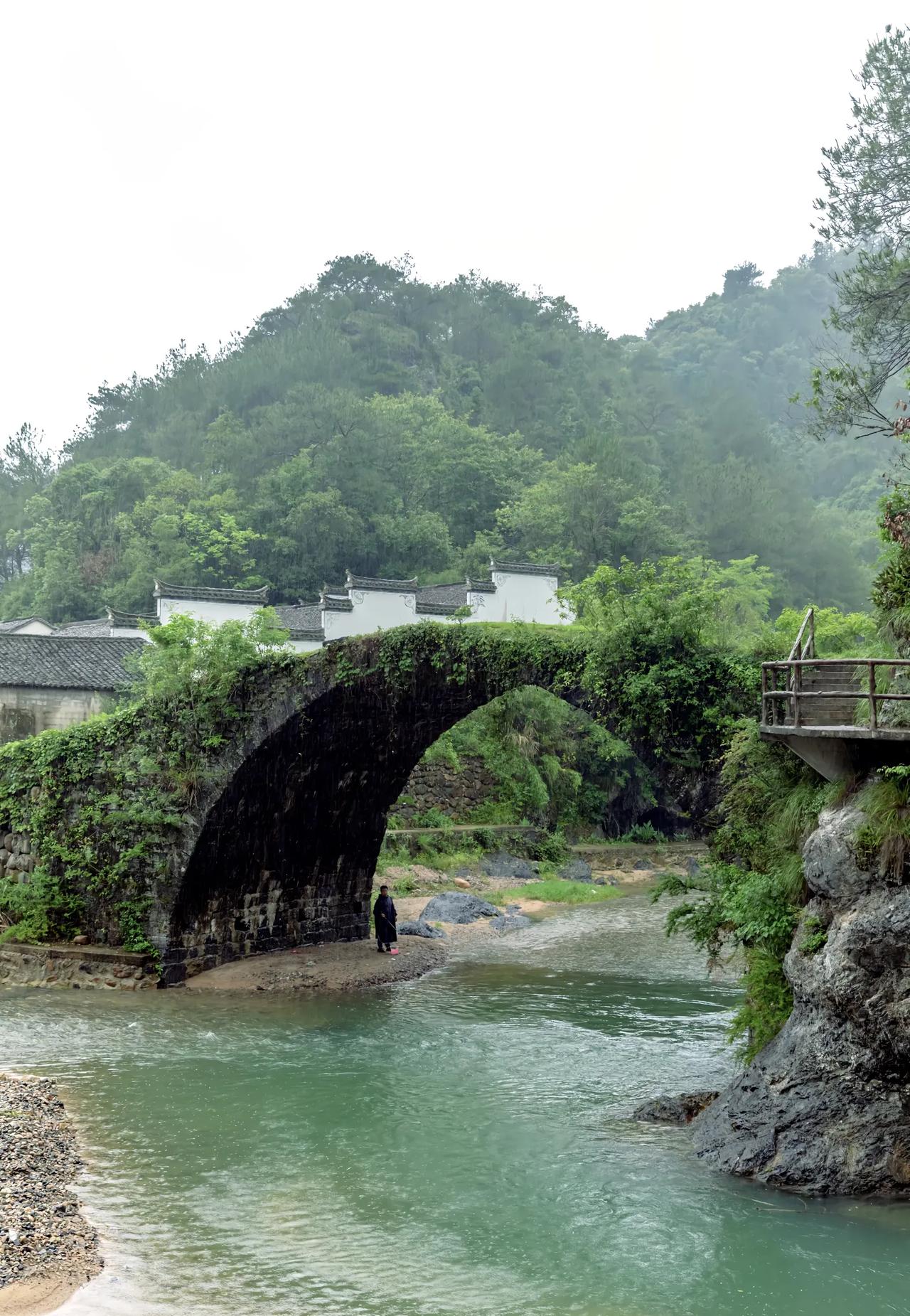 遇到一位很优秀的初中老师，这位老师常年带初三毕业班。我问：“能不能帮我带几个学生