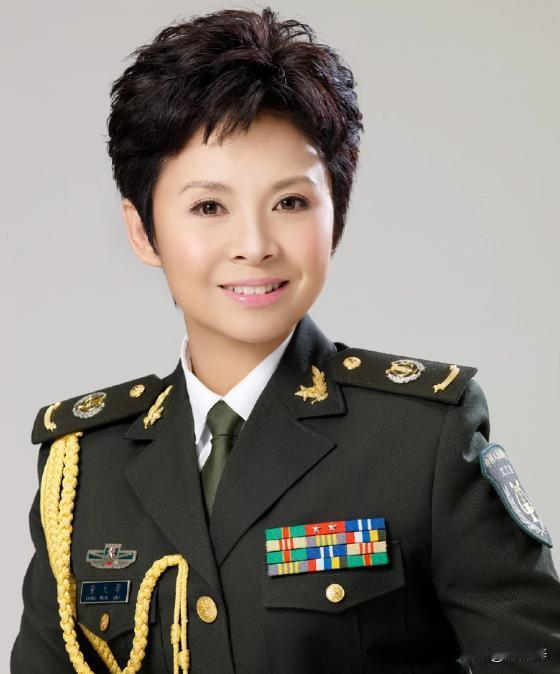 [微风]1980年，一个男人把董文华约到一个无人的地方，对她表白心意，没想到，董