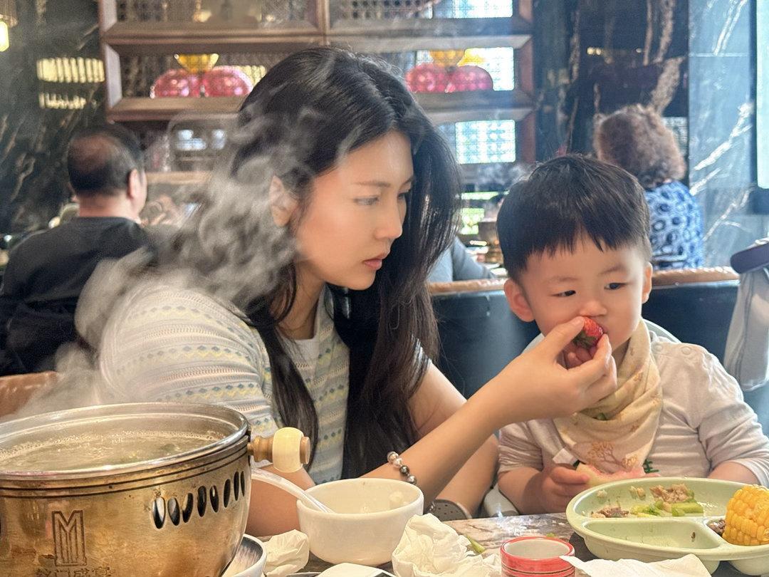 中年人过啥生日啊，也就是找个理由带老婆孩子吃顿好的，看我的三虾三鱼海胆鱼子小蛋糕