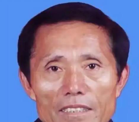一个文盲村支书，自己掏6万办厂，一年干出200万。年底股东们坐一桌，死活不肯让外