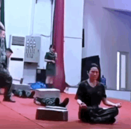 兄弟别砸了
他可能真的不知道