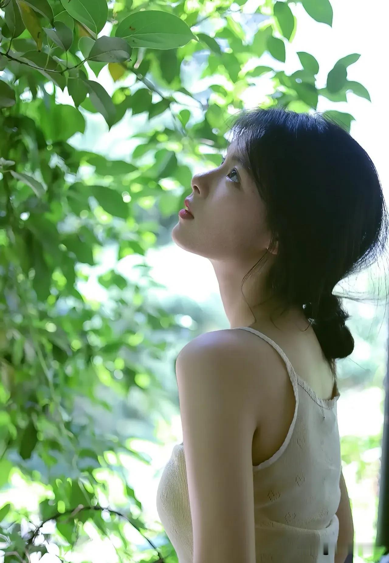 清纯少女写真照，捕捉青春最美瞬间！  
镜头下的纯真笑容，定格时光温柔。  
每