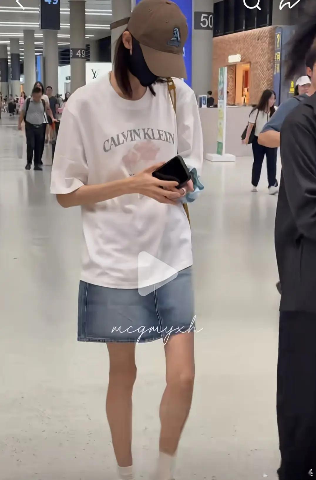 内娱和韩娱，哪个娱的瘦的更吓人张艺凡机场，惊觉怎么变成这样了 