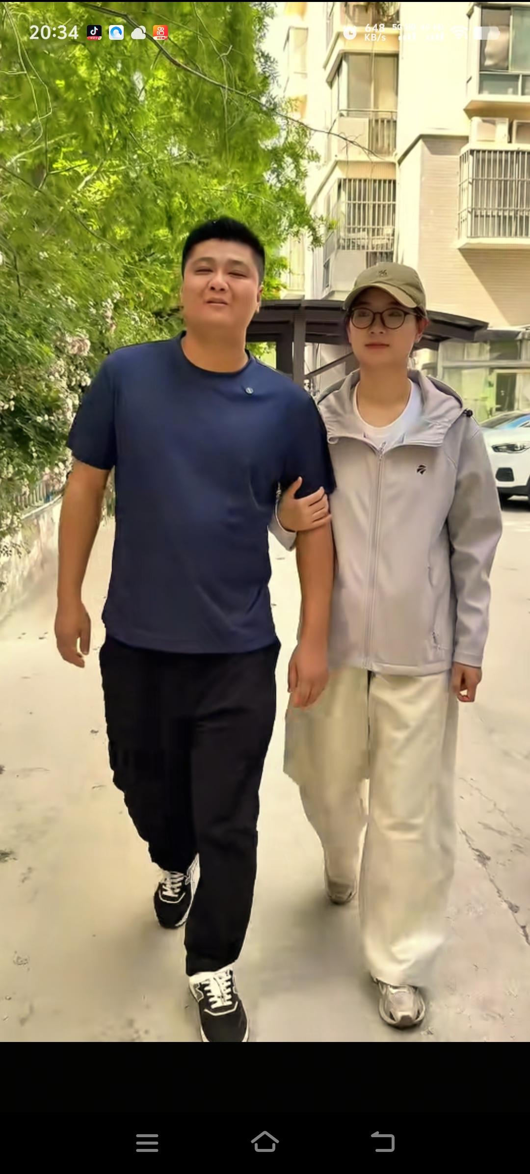每个人成长经历都不同，帅哥的名字叫朱进，他的家人给他取名小虎，27岁的，他已经有
